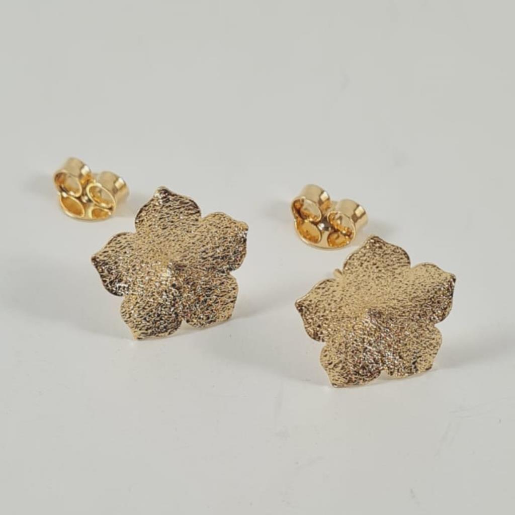 BRINCO FLOR TRABALHADA 15x15mm