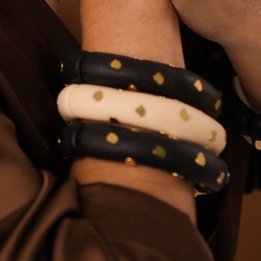 BRACELETE CORAÇÕES DOURADOS