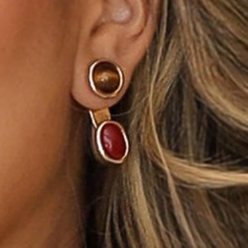 BRINCO DUPLO OLHO DE TIGRE PEDRA VERMELHA
