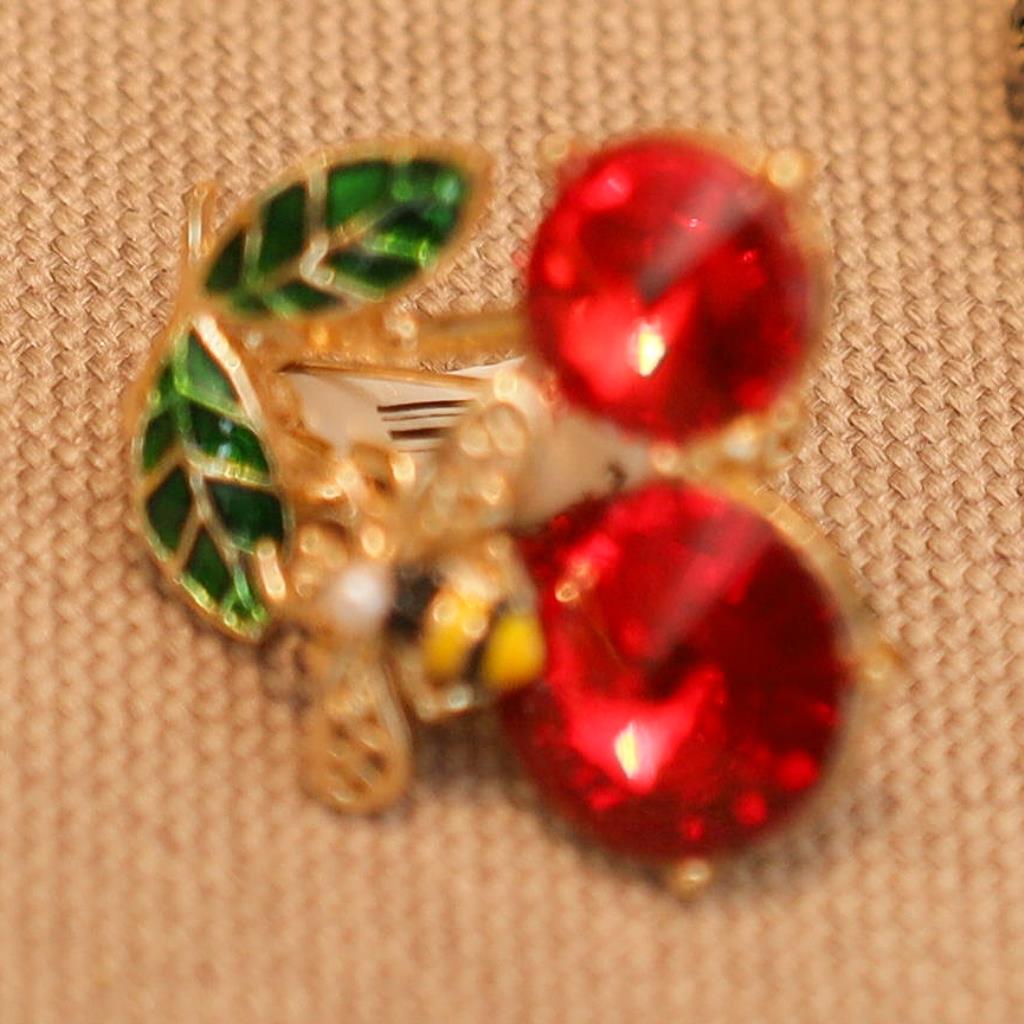 BROCHE CEREJA E ABELHA