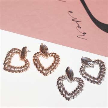 BRINCO CORACAO TORCIDO VAZADO