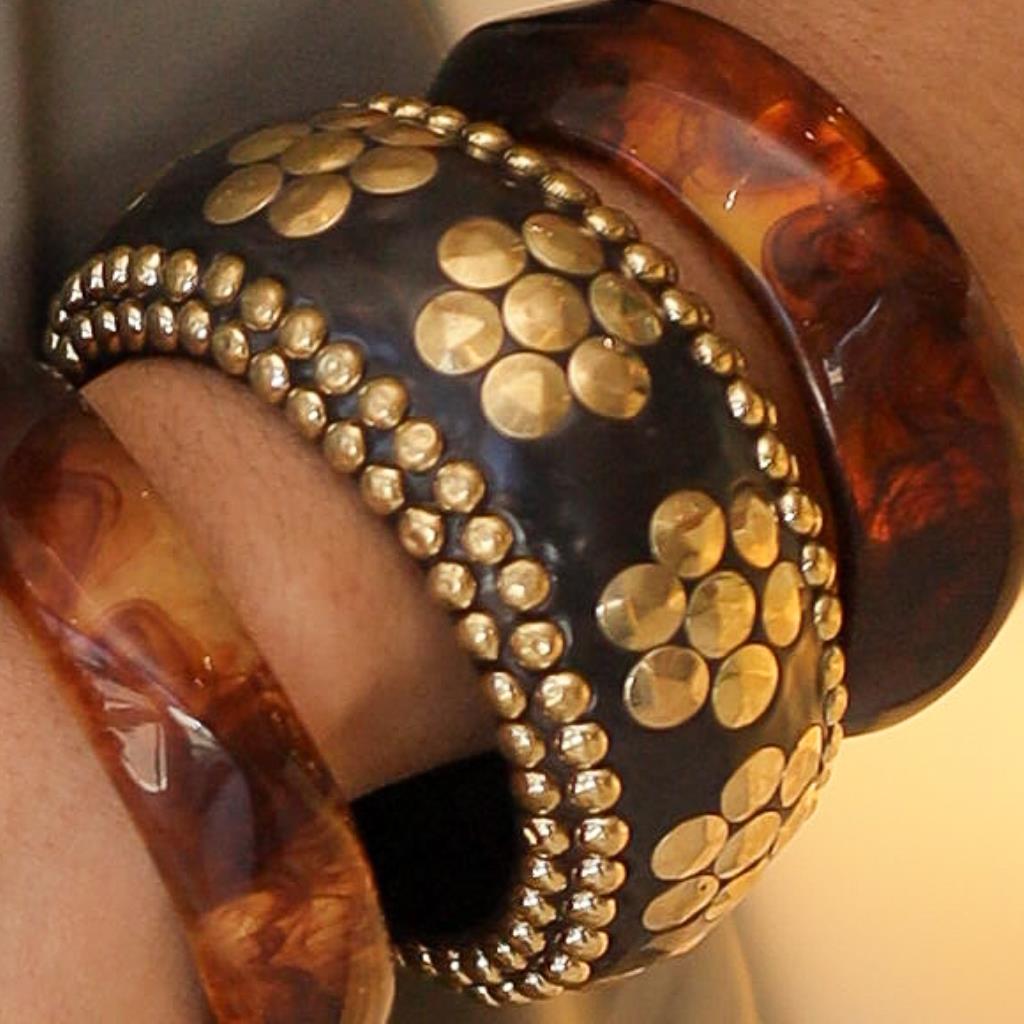 BRACELETE MADEIRA BOLINHAS DOURADAS FLORES