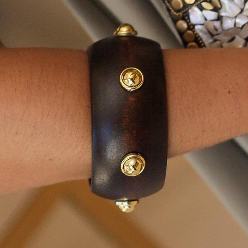 BRACELETE MADEIRA BOTÕES DOURADO