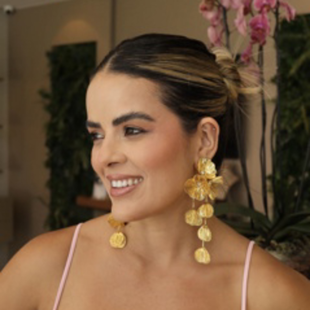 BRINCO LONGO FLORES DOURADO