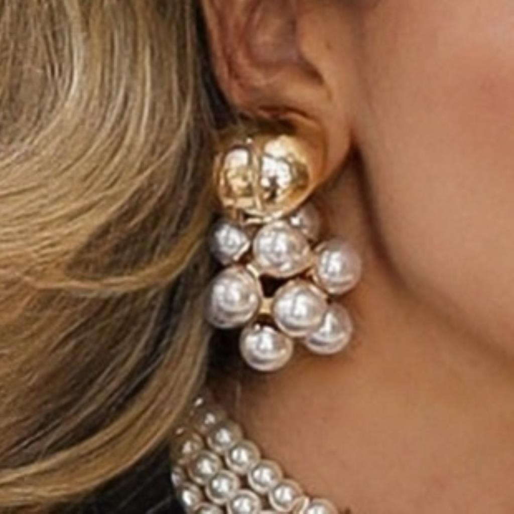 BRINCO BOTÃO CACHO PÉROLAS