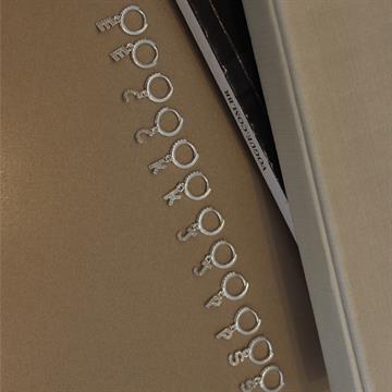 AG BRINCO ARGOLA INICIAL CRAVEJADO