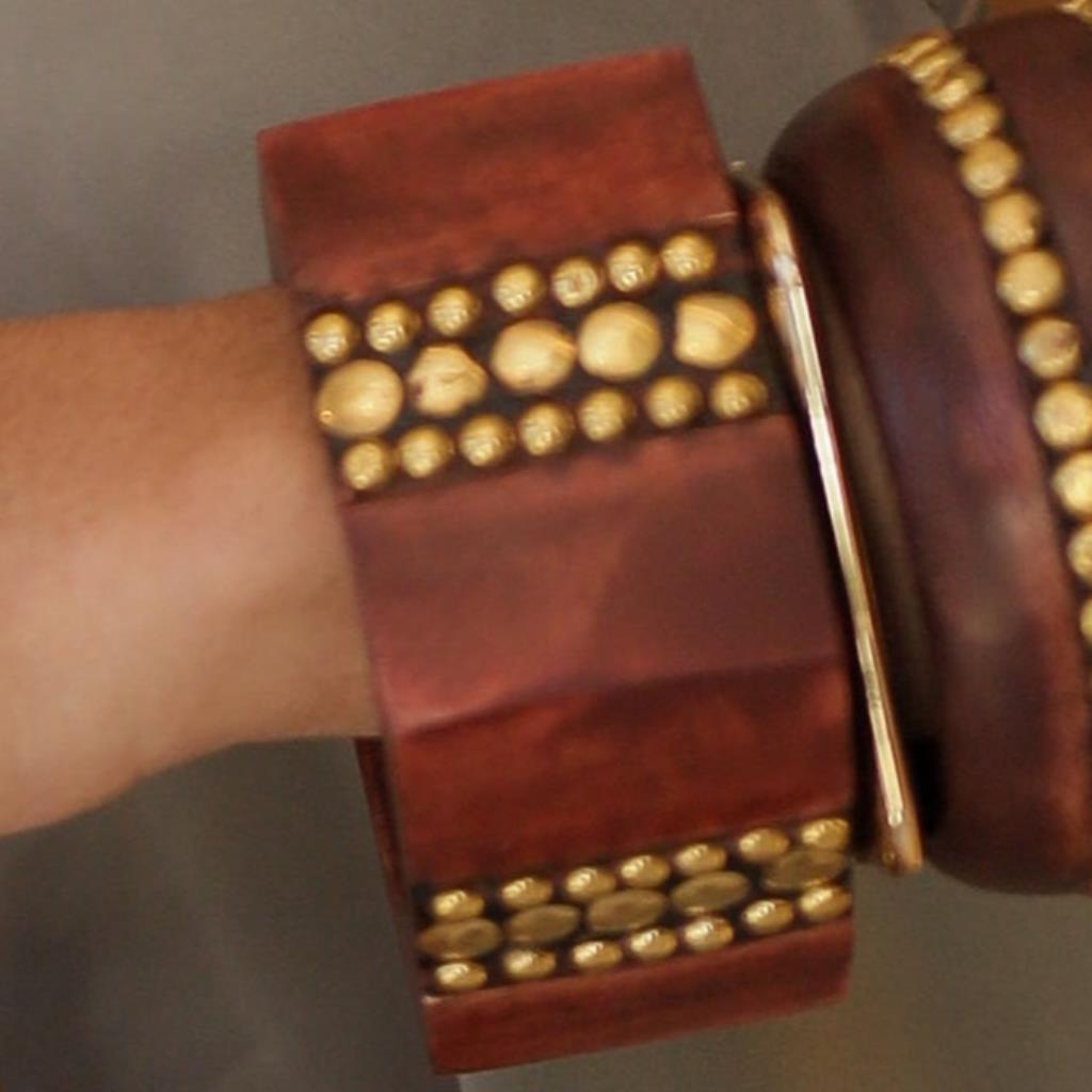 BRACELETE QUADRADO MADERA BOLAS DOURADAS