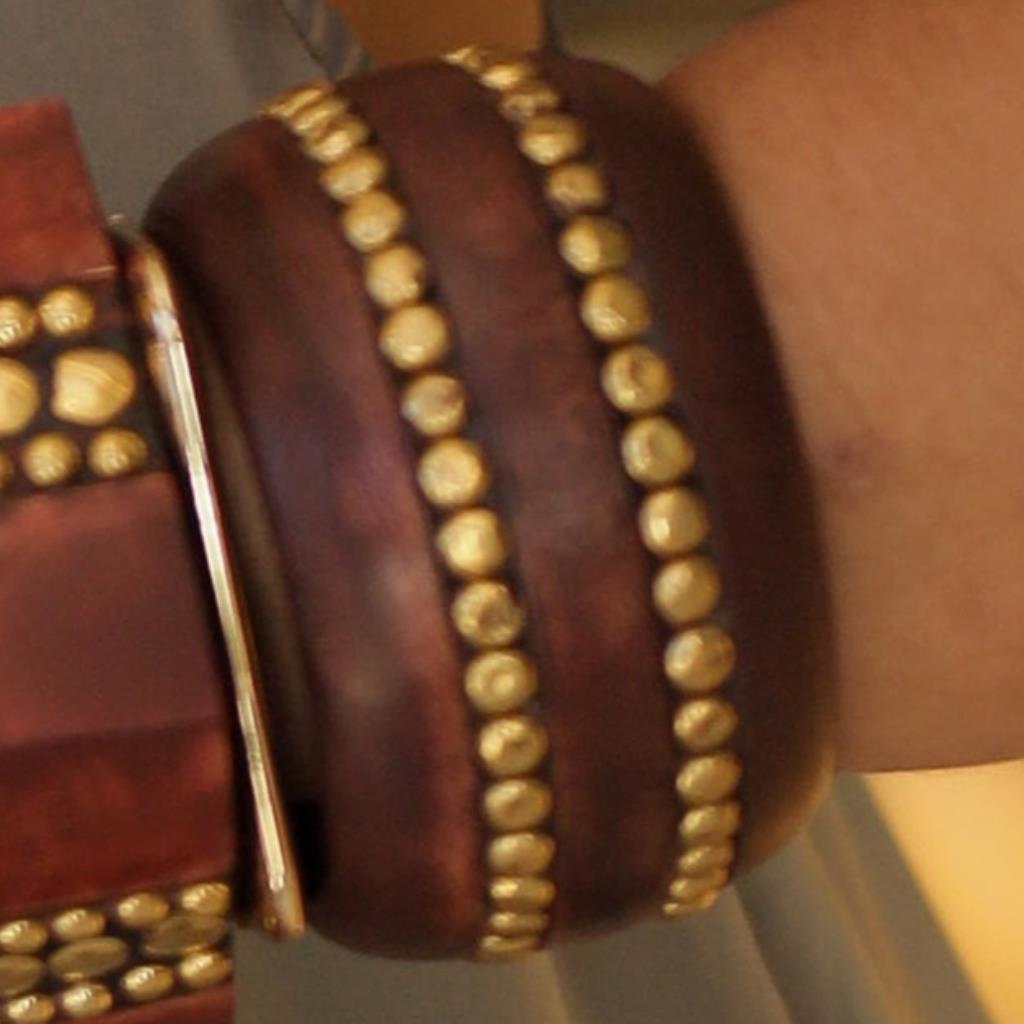 BRACELETE BOLEADO MADEIRA TAXINHAS DOURADAS