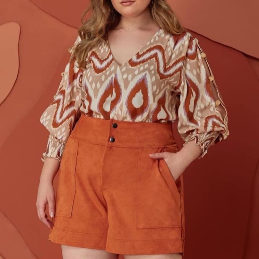 SHORT COM BOLSO QUADRADO