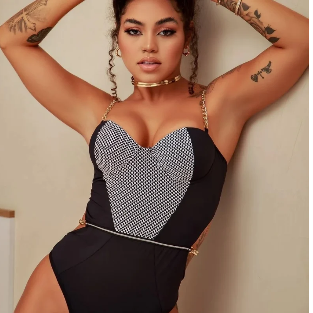 [TAM. P] BODY C/ BOJO ALCA DE CORRENTE CRUELLA BRANCO E PRETO
