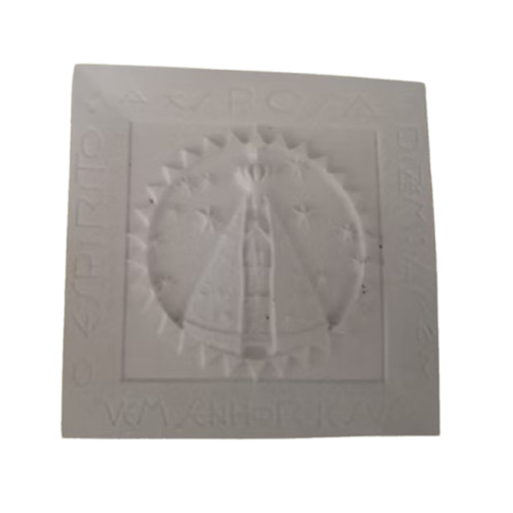 Aplique Nossa Senhora Aparecida na placa 8,5x8,5 cm Resina
