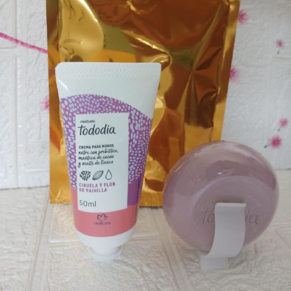 Presente Ameixa e Flor de Baunilha Mãos