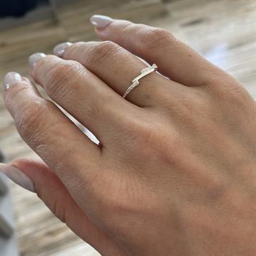 ANEL TRAÇOS COM ZIRCONIA CRISTAL TAM 20