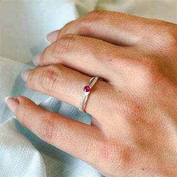 ANEL SOLITÁRIO TRANÇADO COM ZIRCÔNIA PINK TAM 14