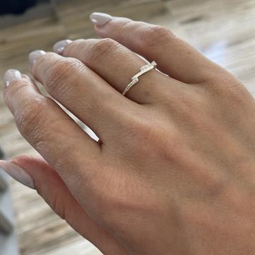 ANEL TRAÇOS COM ZIRCONIA CRISTAL TAM 16