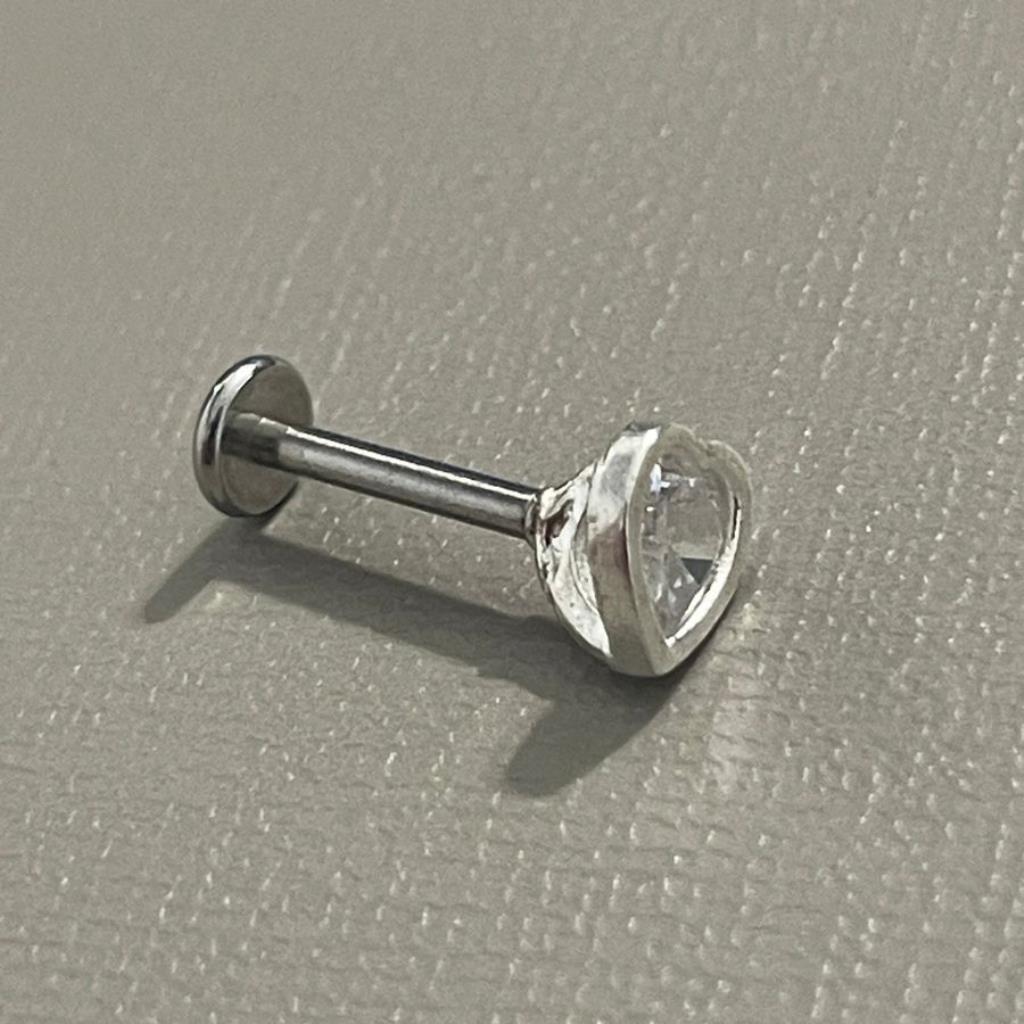 PIERCING ABERTURA NA FRENTE CORAÇÃO CRISTAL
