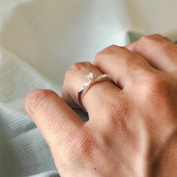 ANEL SOLITÁRIO COM ZIRCÔNIA CRISTAL TAM 18