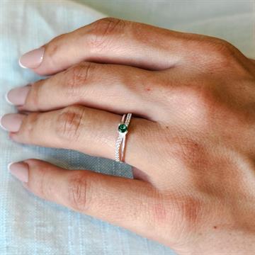ANEL SOLITÁRIO TRANÇADO COM ZIRCÔNIA VERDE TAM 18
