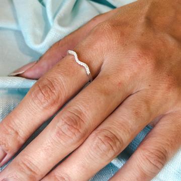 ANEL ONDULADO COM ZIRCÔNIA CRISTAL 22
