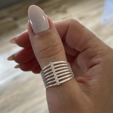 ANEL ELOS COM FILETE DE ZIRCONIA NO MEIO CRISTAL TAM 24