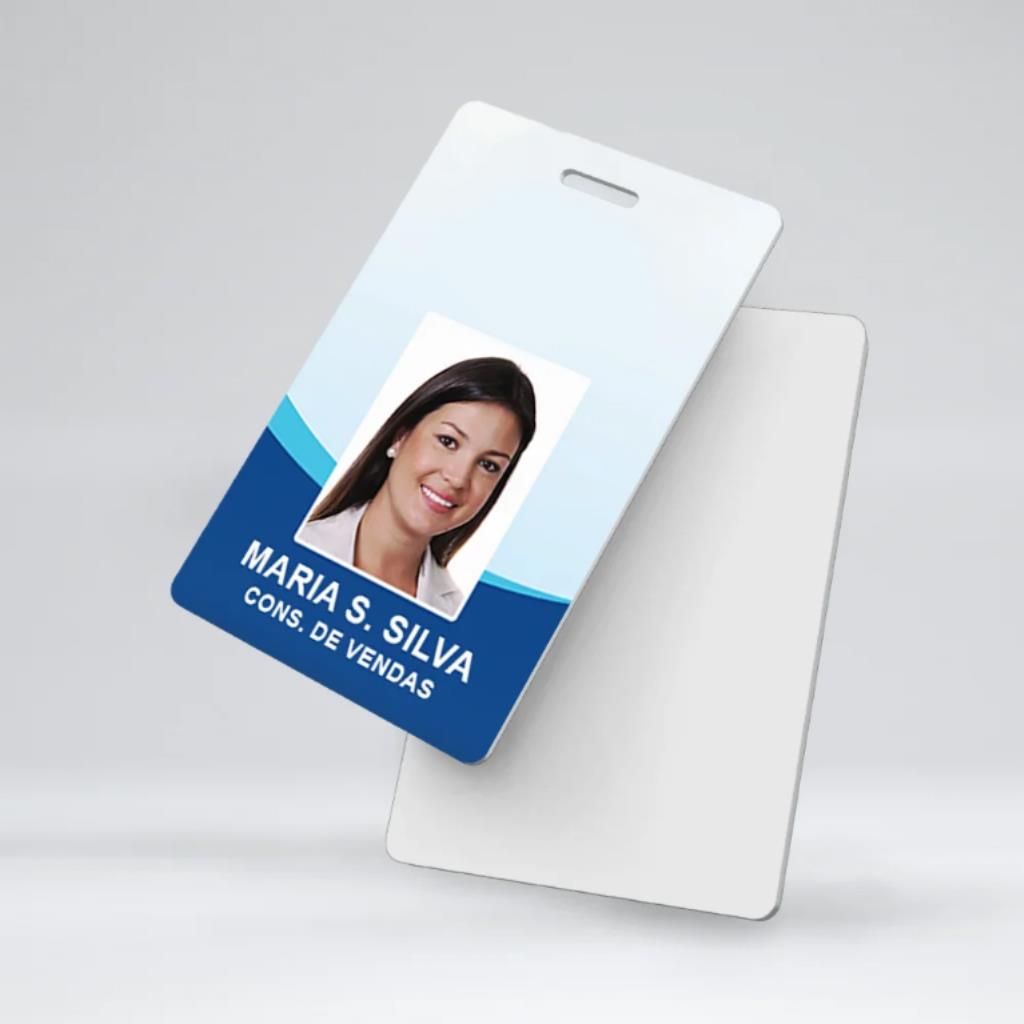 Crachá Personalizado 85x54mm Frente 4x0 PVC Branco 0,76mm Dados Variáveis Com Furo