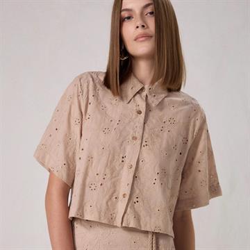 CAMISA CROPPED EM TRICOLINE BORDADA