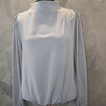 BLUSA FEMININA TENDENZA MANGA COMPRIDA E PUNHO COM GOLA ALTA , ELÁSTICO NA BARRA, POLIÉSTER 46  HÁ UM ZIRER  APARENTE NA PARTE DE TRÁS DO PESCOÇO,
