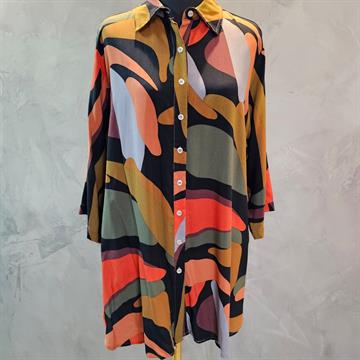 CAMISA BATA VISCOSE EXINIA MANGA 3/4 COM ESTAMPA ABSTRATA EM TONS TERROSOS ,PRETO,VERDE MUSGO E CINZA ,CORTE CLÁSSICO COM GOLA ABOTUAMENTO FRONTAL G3