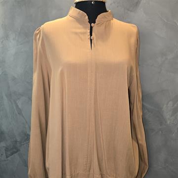 BLUSA FEMININA TENDENZA POSSUI GOLA ALTA COM PEQUENO DETALHE DE ABERTURA EM V NA FRENTE , FECHADA POR DOIS BOTÕES PEQUENO,AS MANGAS SÃO   LEVEMENTEBUFANTES NOS OMBROS E AJUSTADA NOS PUNHOS, EM VISCOSE 46