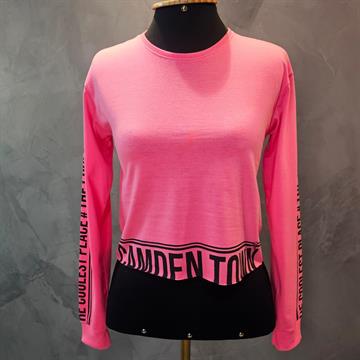 BLUSA JUVENIL FEMININA ROSA EM MALHA DE ALGODÃO CATIVA MANGA LONGA COM ESCRITA NA MANGA E PARTE INFERIOR. TAM 18.