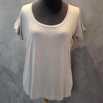 BLUSA FEMININA DIREITO NO AVESSO BÁSICA ,MANGA VASADA E TOM AREIA.DISPONÍVEL; TAM.GLISA