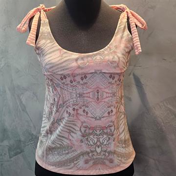 BLUSA FEMENINA ANESS EM POLIESTER E ELASTANO  REGATA DE AMARRACAO NOS OMBROS,ESTAMPA EM TONS ROSA E CINZA, COM DETALHES QUE LEMBRA LISTAS VERTICAI E DESENHOS ABSTRATOS.DISPONÍVEL ;TAM.P