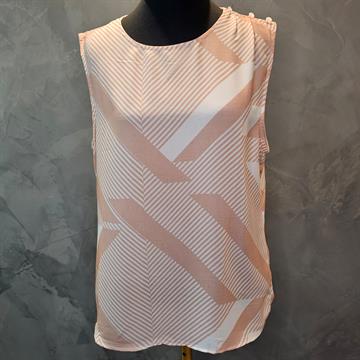 BLUSA FEMININA HARMONIA REGATA FEITA EM POLIÉSTER COM PADRÃO GEOMÉTRICO EM TONS DE BEGE ,GOLA CARECA TAMANHO GG