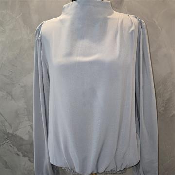 BLUSA FEMININA TENDENZA MANGA COMPRIDA E PUNHO COM GOLA ALTA , ELÁSTICO NA BARRA, POLIÉSTER 46