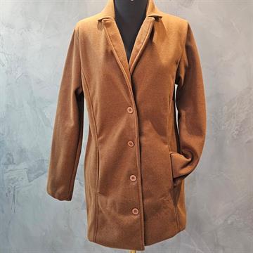 CASACO FEMININO TENDENZA FEITO EM POLIESTER ,NA COR MARROM E PRETO,MODELO CLÁSSICO ,COM GOLA ,LAPELAS E BOTÕES FRONTAIS.DISPONÍVEIS ;TAM. M, G, GG,44 E 50