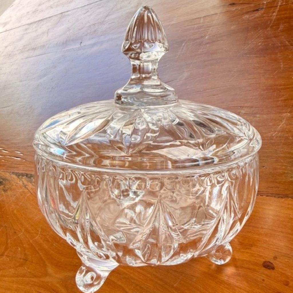 BOMBONIERE DE VIDRO COM TAMPA E PÉ