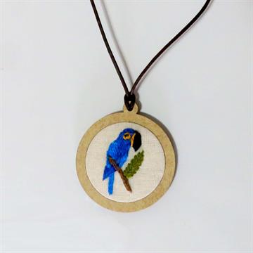 Arara-azul - pingente bordado Pássaros Caparaó